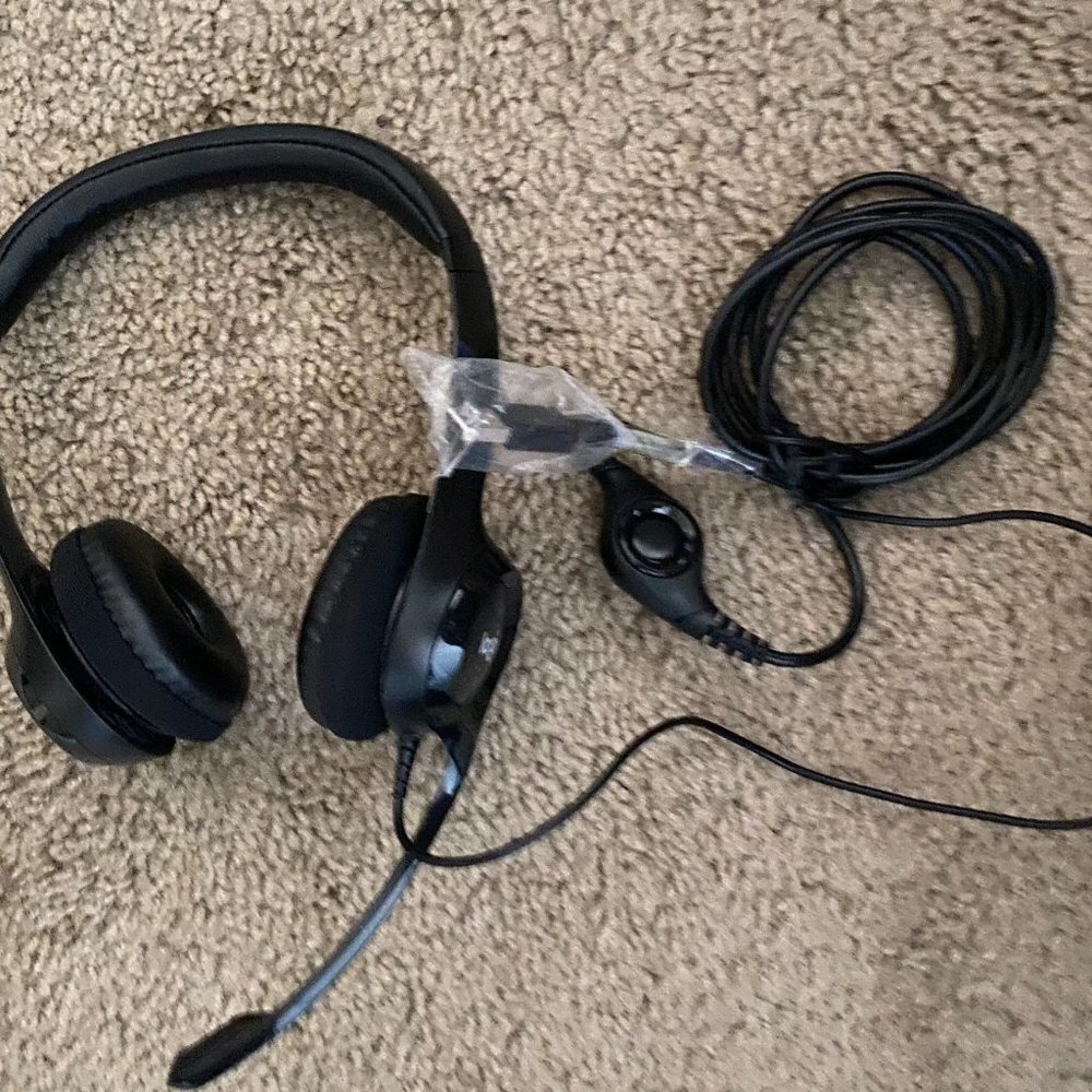 Logitech Black Headset With Microphone - Picture 3 of 6